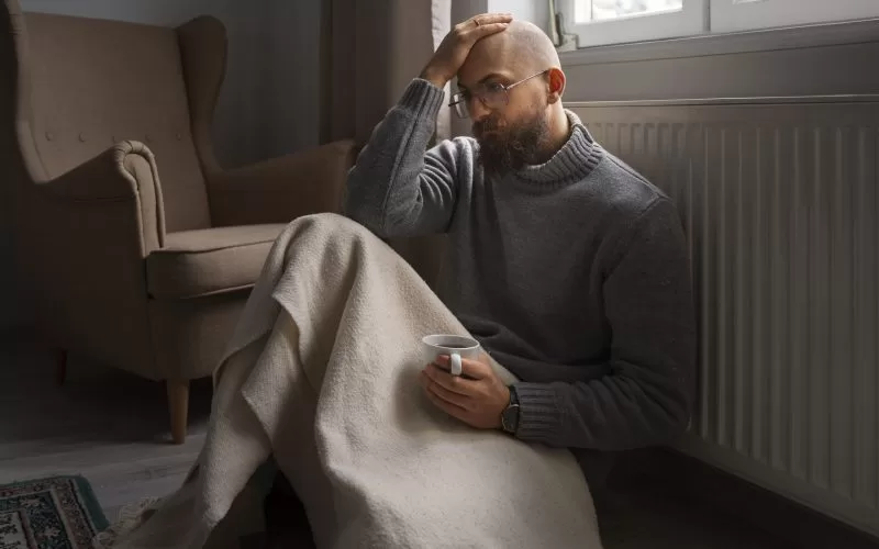 Depresyon belirtileri nelerdir konusunu yansıtan, mutsuz ve içine kapanık bir kişi